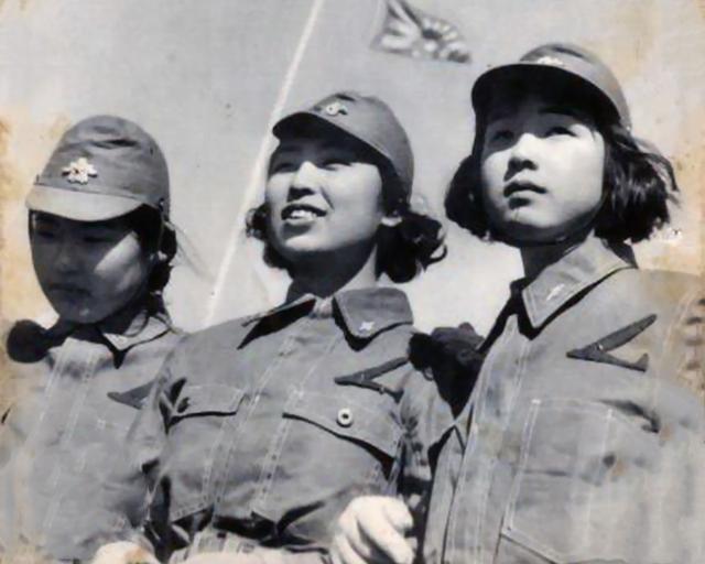 中國女兵敬禮圖片，展現(xiàn)力量與榮耀的象征，中國女兵敬禮，力量與榮耀的展現(xiàn)