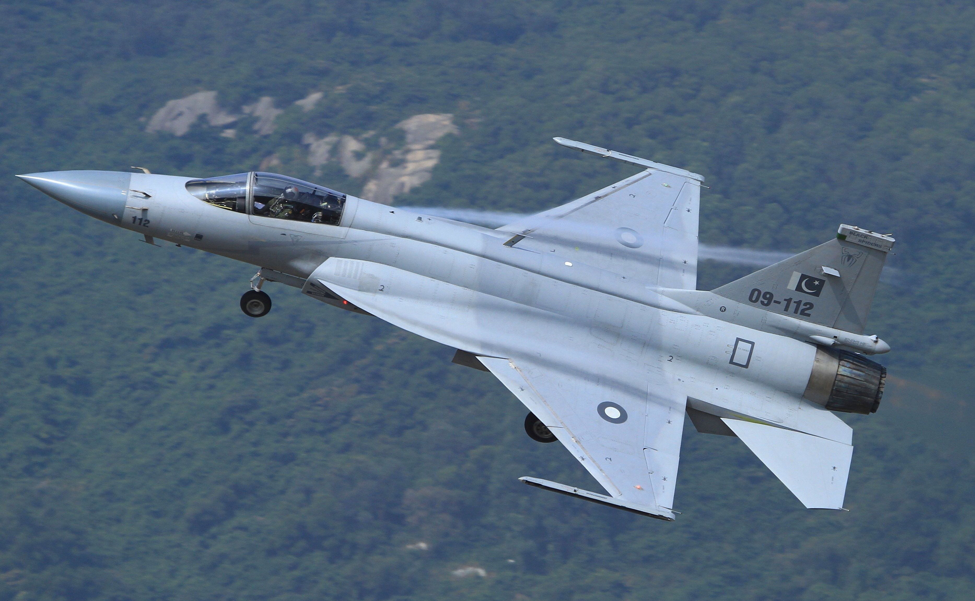梟龍戰(zhàn)斗機(jī)圖片，展現(xiàn)中國空軍力量的驕傲，梟龍戰(zhàn)斗機(jī)風(fēng)采，中國空軍力量的驕傲圖片展示